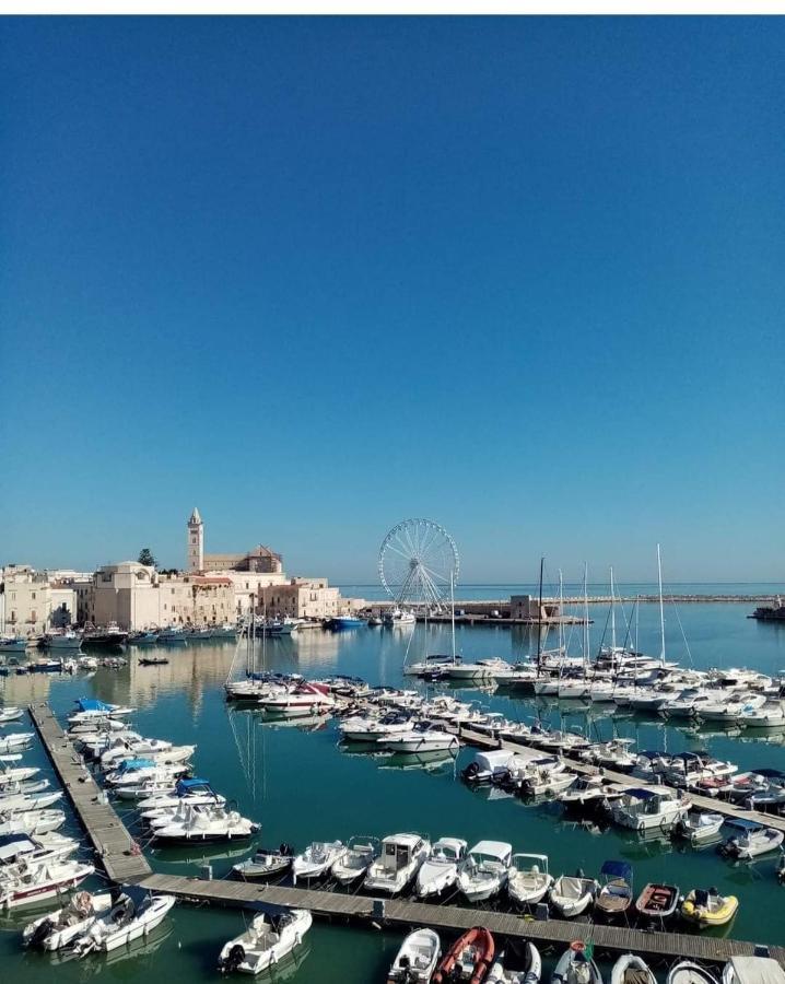 Casa Vacanze Disque Rouge Trani Esterno foto